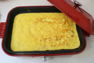 鸡蛋用不粘锅煎熟。