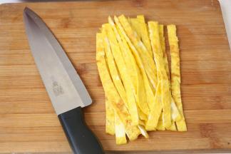 鸡蛋切长条备用。