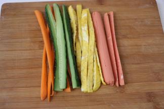 准备自己喜欢的配菜。