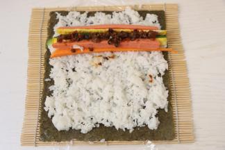 放上黄瓜条、胡萝卜条、香肠条、鸡蛋条、适量辣酱。