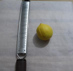 食盐搓洗柠檬擦干水分后