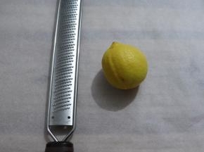 食盐搓洗柠檬擦干水分后
