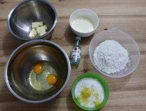 倒入砂糖中混合均匀（注意不要把柠檬皮的白色部分也刨下来，白色部分会有苦味），放置备用。淡奶油可以隔热水加热至微微温热。