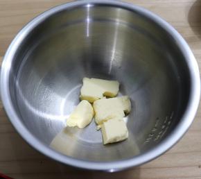黄油切块室温软化（软化到手指轻轻一按就是个坑的程度）