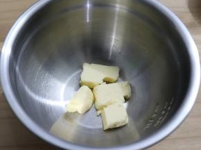 黄油切块室温软化（软化到手指轻轻一按就是个坑的程度）