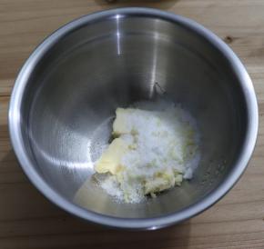将1/2砂糖倒入黄油