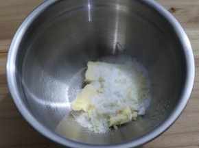 将1/2砂糖倒入黄油