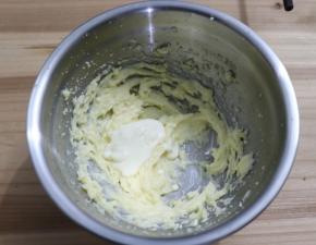 然后分次加入放置室温的淡奶油