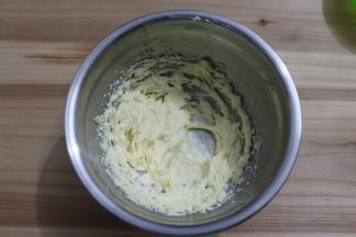 继续打发。预热烤箱170度