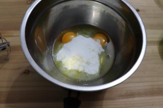 全蛋液和剩余1/2的砂糖混合（全蛋打发会比较困难，可以隔热水进行打发）