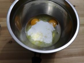 全蛋液和剩余1/2的砂糖混合（全蛋打发会比较困难，可以隔热水进行打发）