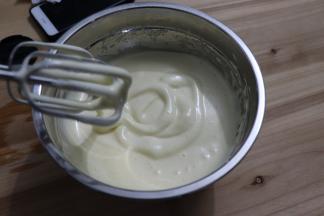 隔热水打发到可以出现清晰不易消失的纹路，并且可以在打蛋头上抱团不会快速滴落的状态最好