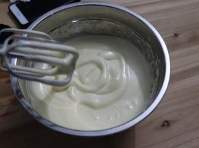 隔热水打发到可以出现清晰不易消失的纹路，并且可以在打蛋头上抱团不会快速滴落的状态最好