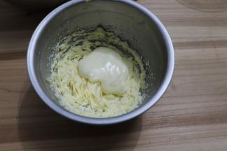 打发好的全蛋液少量多次加入打发好的黄油奶油中