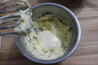 确保每次加入前混合打发均匀。