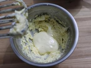 确保每次加入前混合打发均匀。
