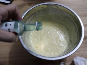 加入白朗姆酒继续打发混合均匀