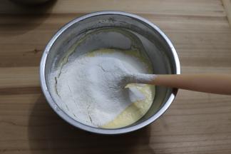 粉类混合，过筛加入