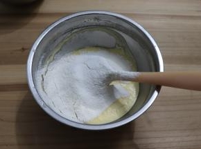 粉类混合，过筛加入