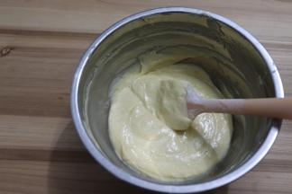 先混合翻拌大致均匀。然后用抹拌的手法完全混匀。由打蛋盆中间向打蛋盆壁画括号的手法。面糊不可以搅拌过度，搅拌过度的面糊会过度起筋，造成消泡，磅蛋糕无法长高，质地紧实口感较硬，面糊有张力地下落并且出现光泽感的状态。