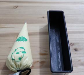 蛋糕糊装入裱花袋，模具抹黄油