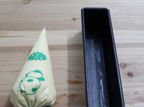 蛋糕糊装入裱花袋，模具抹黄油