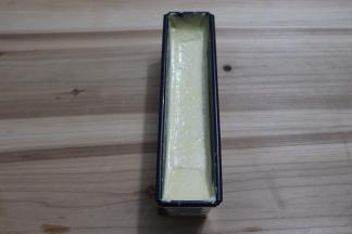 挤入模具，轻震几下，然后用刮刀将模具内的面糊整理中间低两边高。有助于最后磅蛋糕的长高和自然裂口。