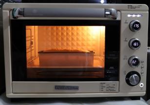 上下火170℃烘烤50分钟。（关于裂口。我们也可以170℃烘烤10分钟后，用刀在蛋糕表面中间位置划开一道直线。10分钟时表面面糊会开始略微结膜）