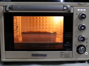 上下火170℃烘烤50分钟。（关于裂口。我们也可以170℃烘烤10分钟后，用刀在蛋糕表面中间位置划开一道直线。10分钟时表面面糊会开始略微结膜）