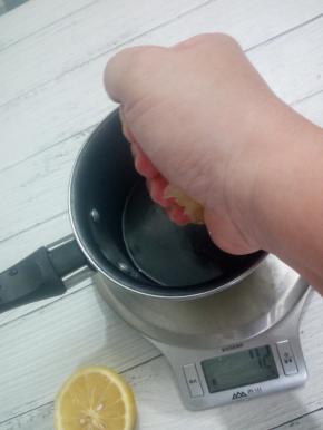 糖浆部分材料混合煮沸后放凉备用