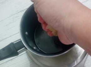 糖浆部分材料混合煮沸后放凉备用