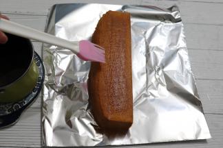 出炉的磅蛋糕趁热刷上全部糖浆，待全部凉透后保鲜膜包好。