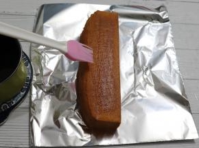 出炉的磅蛋糕趁热刷上全部糖浆，待全部凉透后保鲜膜包好。