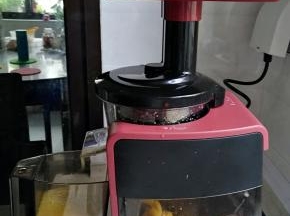 将菠萝去皮切块，用原汁机榨汁，取170克渣，加17克白糖和25克麦芽糖，混合均匀，放微波炉加热5分钟，中途取出搅拌几次，冷却备用