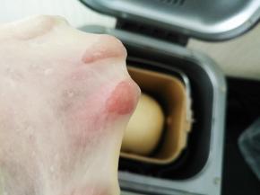 将面包所有原料放入面包桶，揉至出薄膜