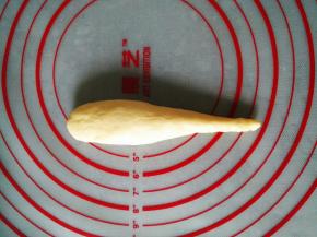 将面团搓成长水滴状