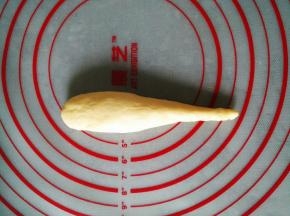 将面团搓成长水滴状
