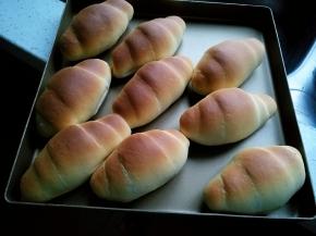 表面上色均匀后即可出炉，趁热抹融化的黄油