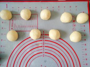 将面团平均分成9份，滚圆，静置15分钟