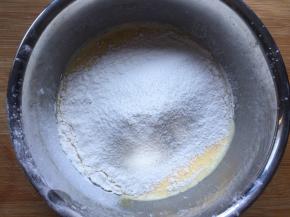 筛入低筋面粉搅拌均匀