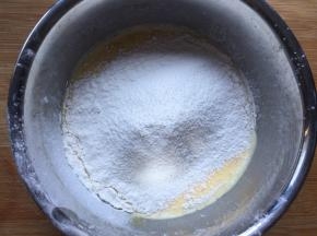筛入低筋面粉搅拌均匀