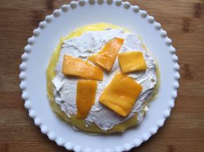 一层皮一层奶油一层芒果，依次做好