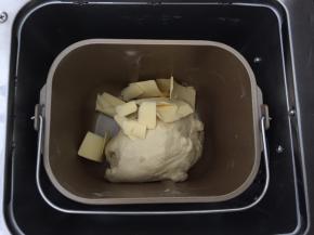 加入软化好的黄油，再次和面10分钟