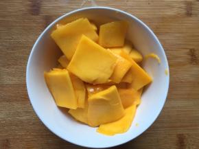 芒果切成薄片
