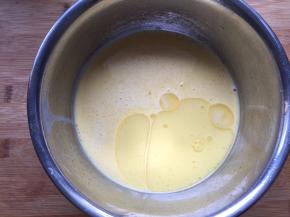 加入玉米油搅拌均匀