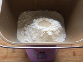 将黄油以上全部材料放入面包机中，和面10分钟