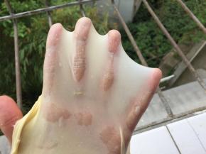 直到能拉出手套膜即可