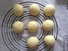 发酵好的面团排气，分成均等的8等份，盖上保鲜膜松弛15分钟