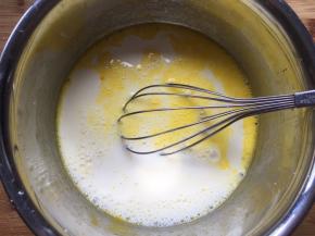 加入纯牛奶搅拌均匀