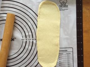 将面团擀成长方形